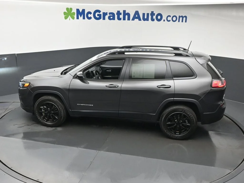 Used 2022 Gray Jeep Latitude Lux image 23