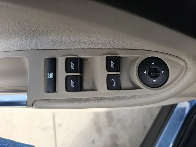 Used 2018 Blue Ford SE image 27