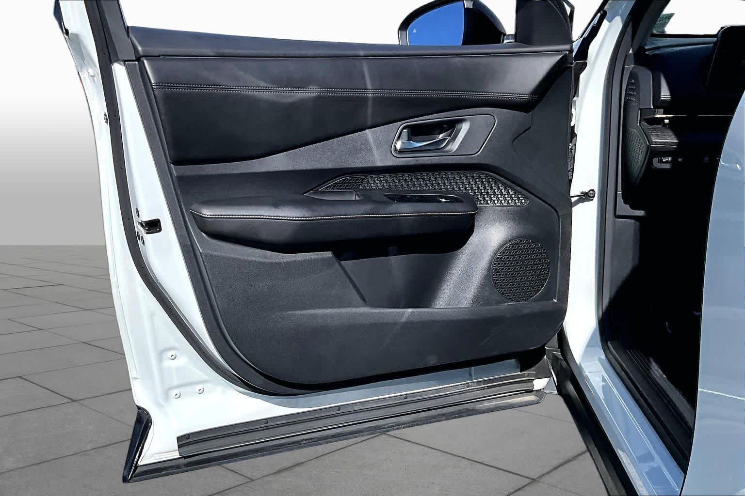 Used 2023 Everest White Pearl Tricoat/Black Diamond Pearl Nissan VENTURE+ image 20