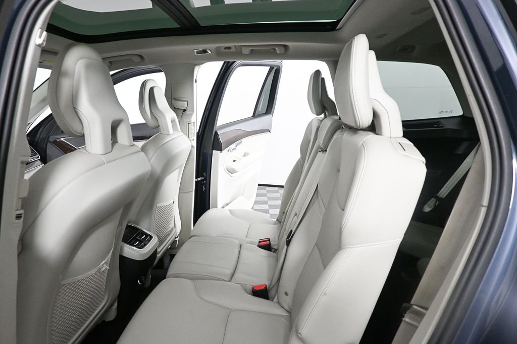Used 2018 Blue Volvo T6 Momentum image 17