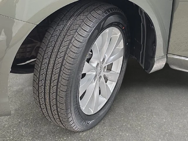Used 2014 Green Toyota  image 30