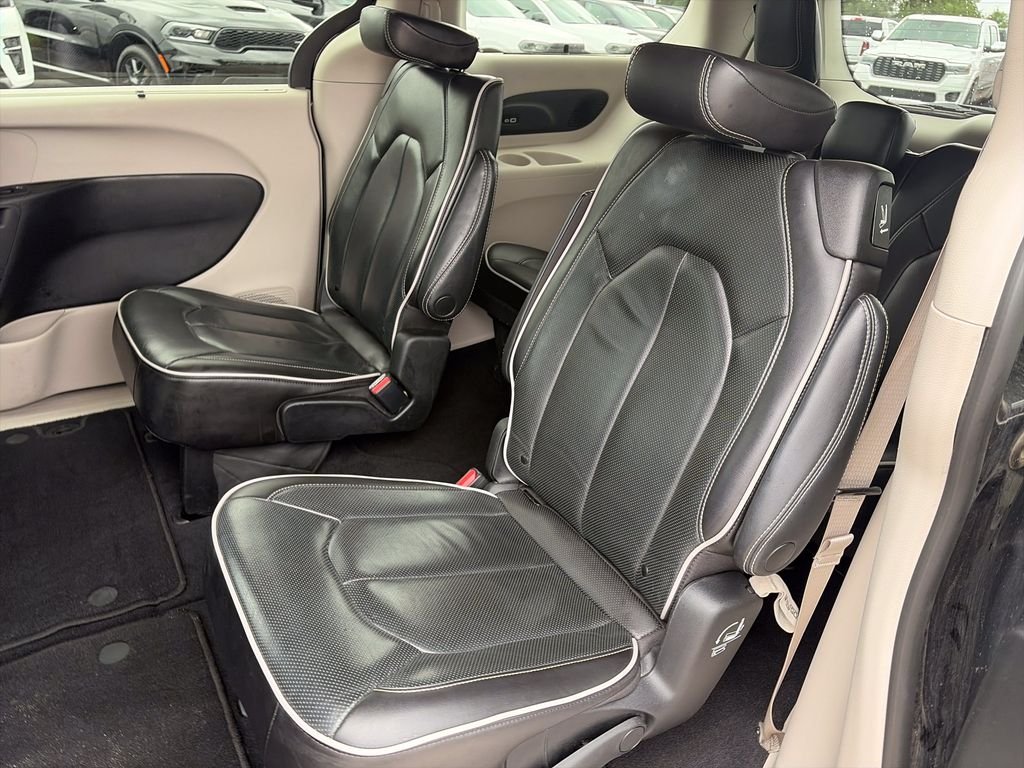 Used 2023 Black Chrysler Limited image 29
