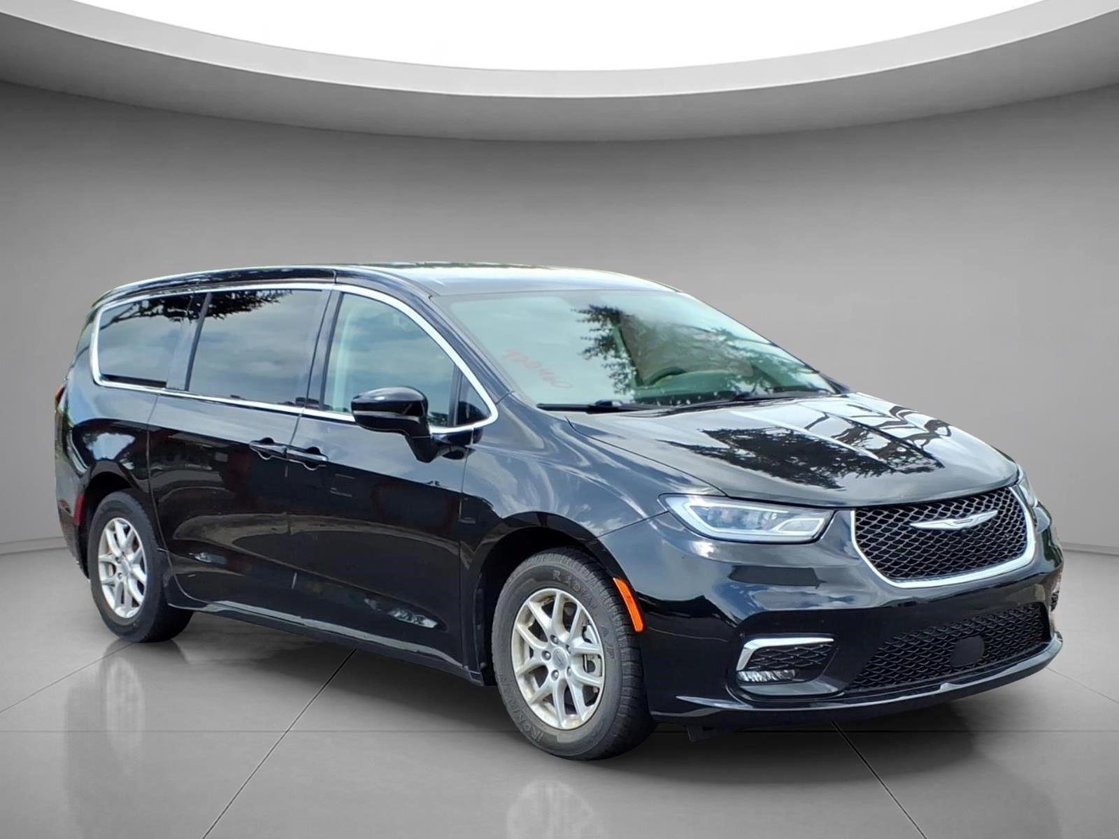 2024 Chrysler Pacifica Touring L's photo