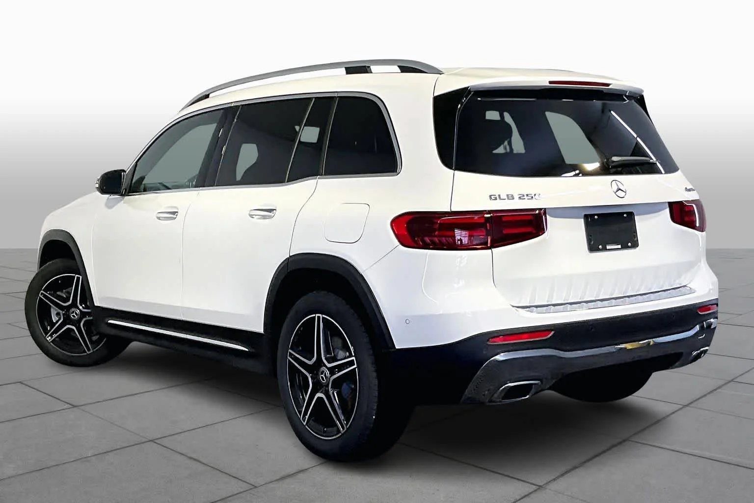 New 2026 Polar White Mercedes-Benz GLB 250 image 3