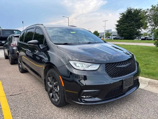 2023 Chrysler Pacifica Touring L AWD's photo