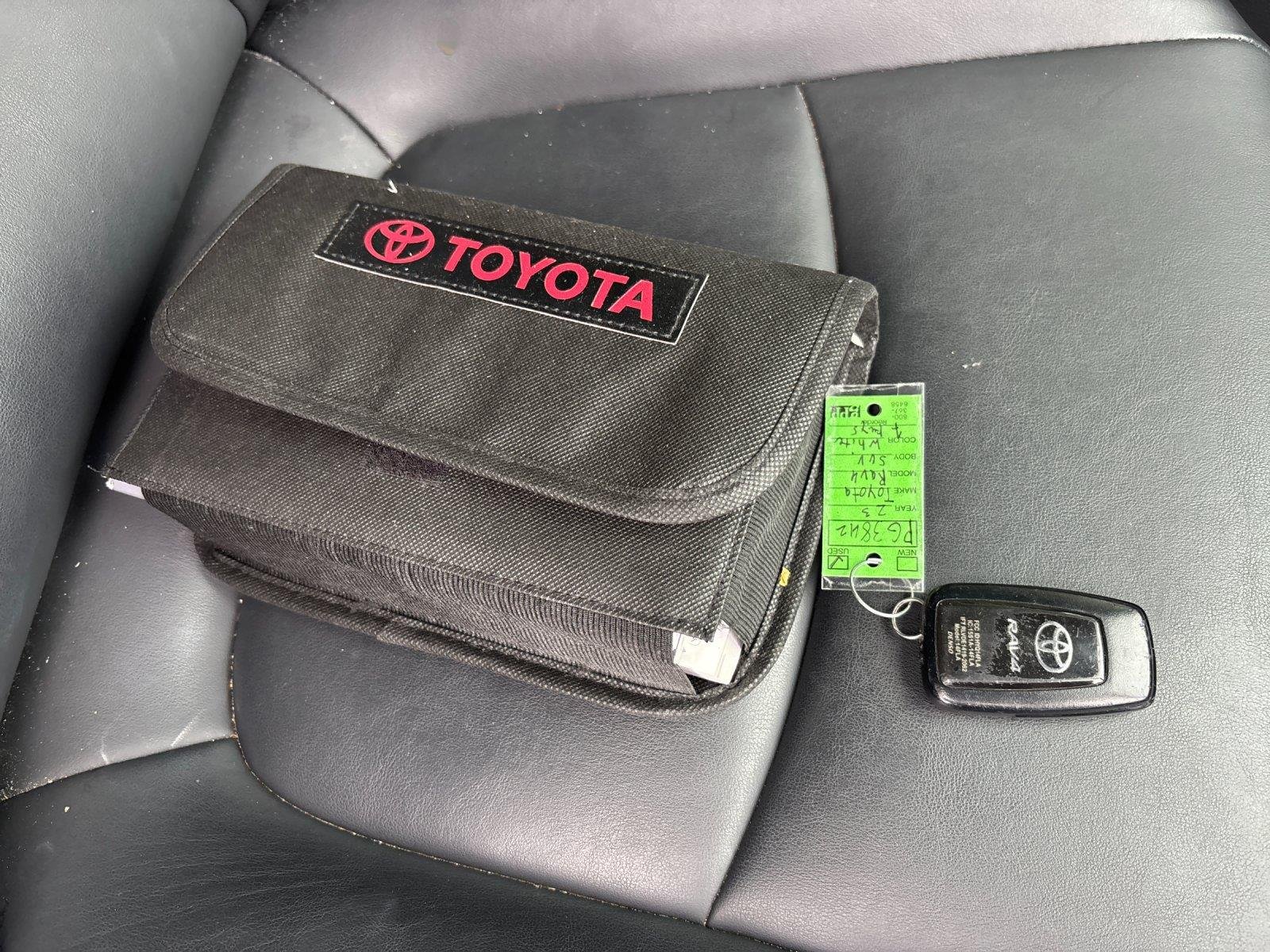 Used 2023 Wind Chill Pearl Toyota XLE Premium image 40