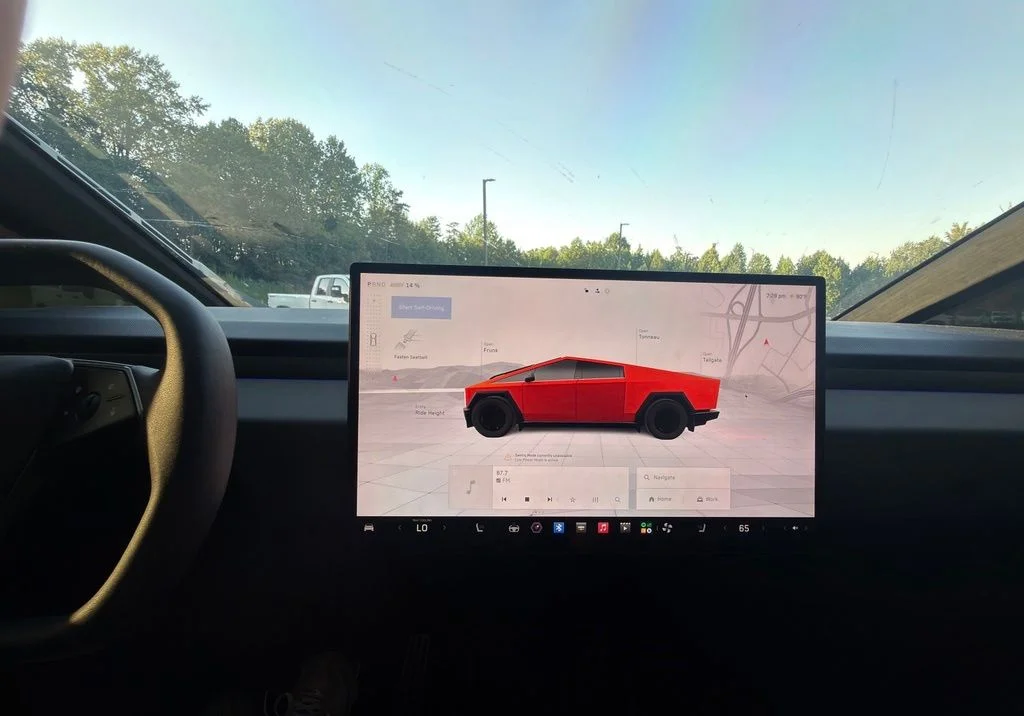 Used 2025  Tesla Base image 30