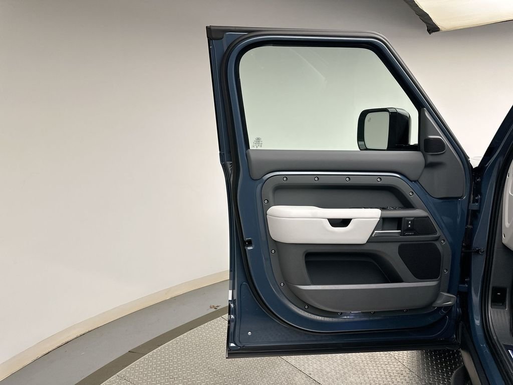 New 2026 Tasman Blue Land Rover S image 9