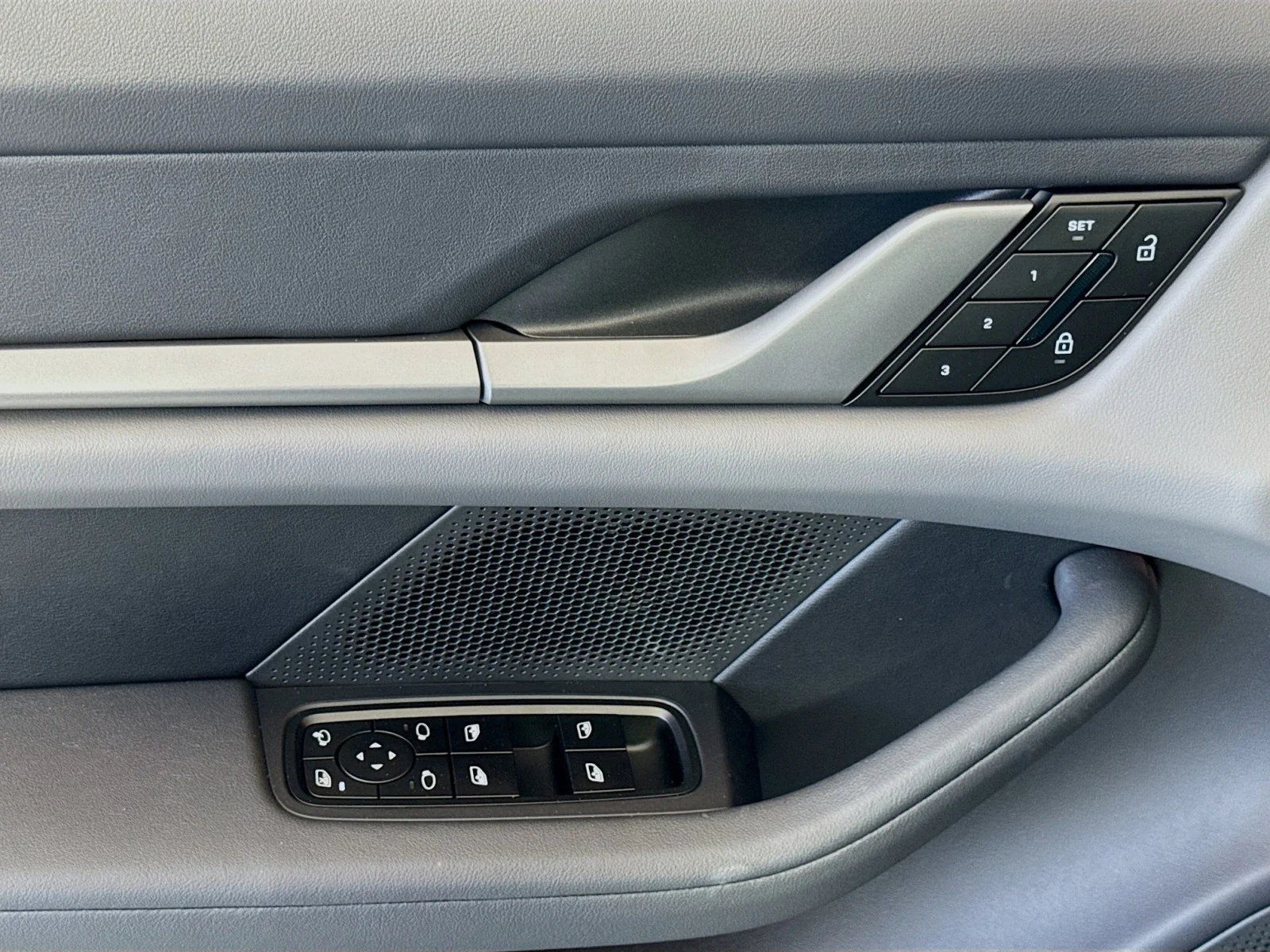 2025 Porsche Taycan Base - Photo 11