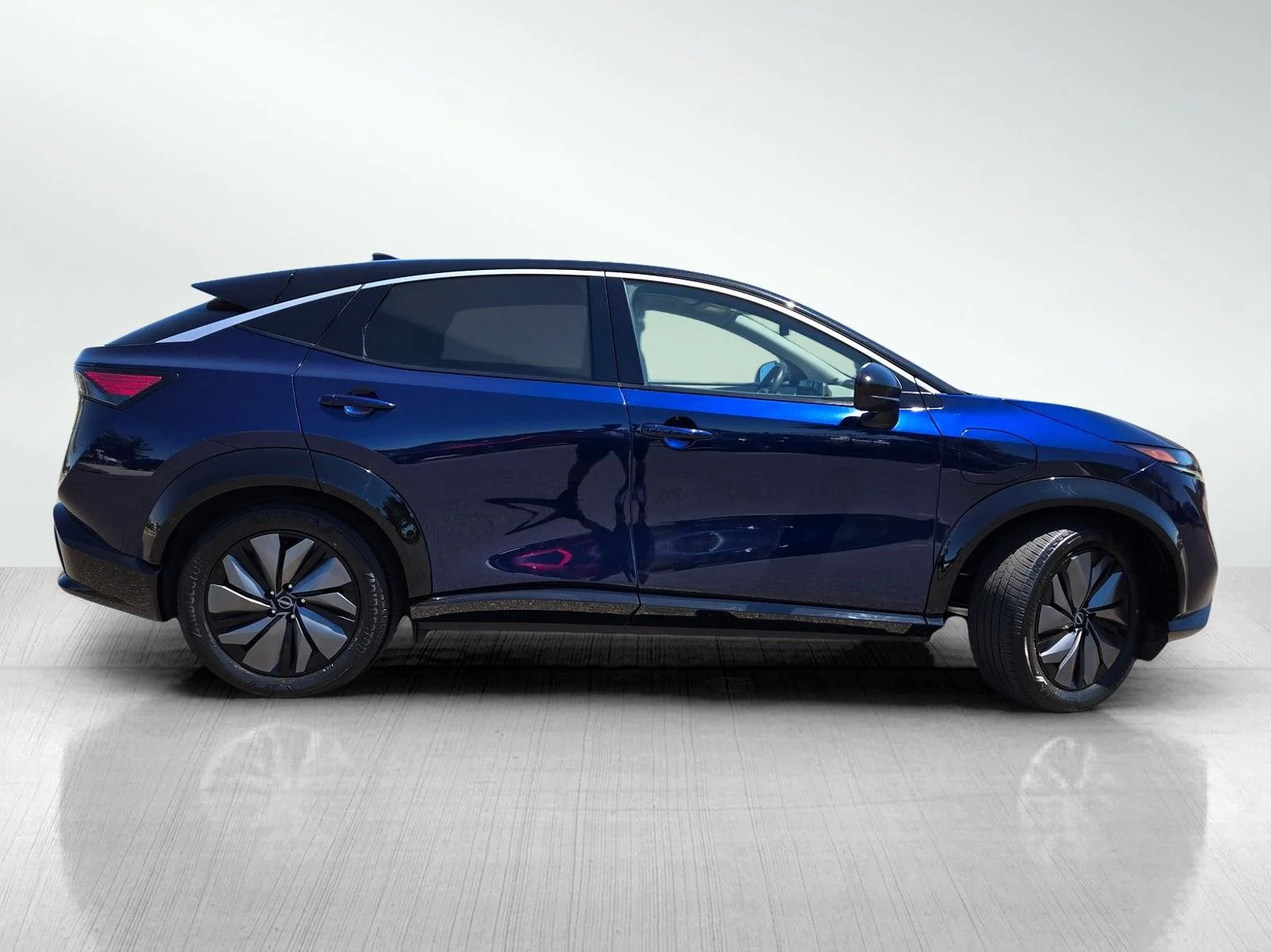 Used 2025 Deep Ocean Blue Pearl/Black Diamond Pearl Nissan ENGAGE image 3