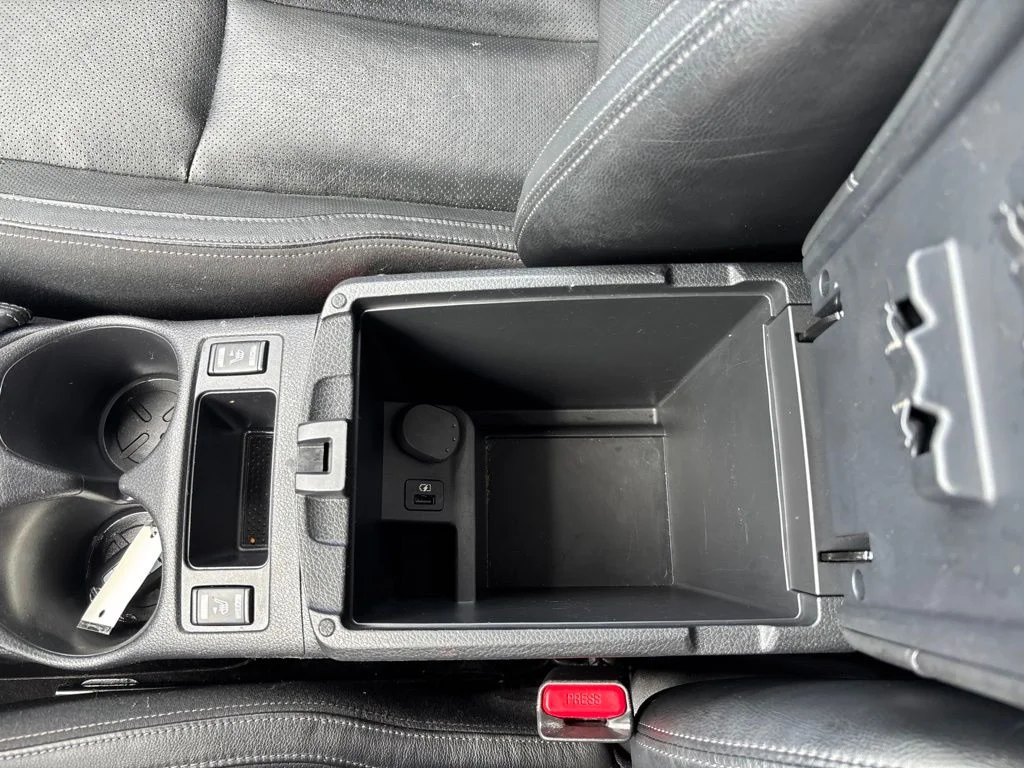 Used 2018 White Nissan SL image 32