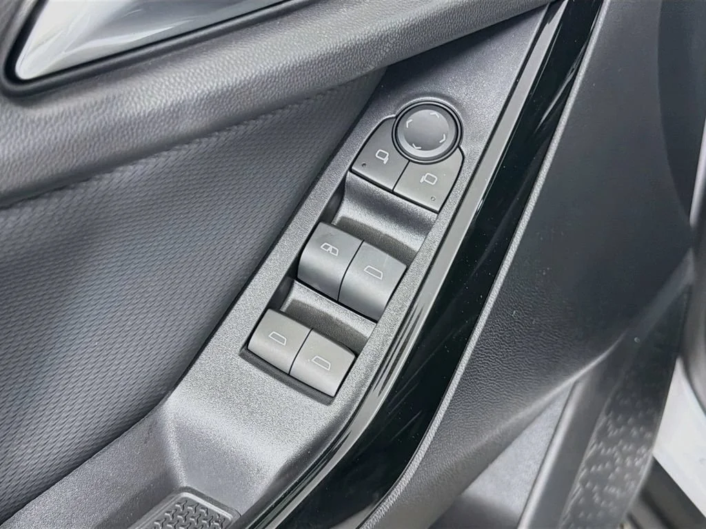 New 2027 Summit White Chevrolet LT image 32