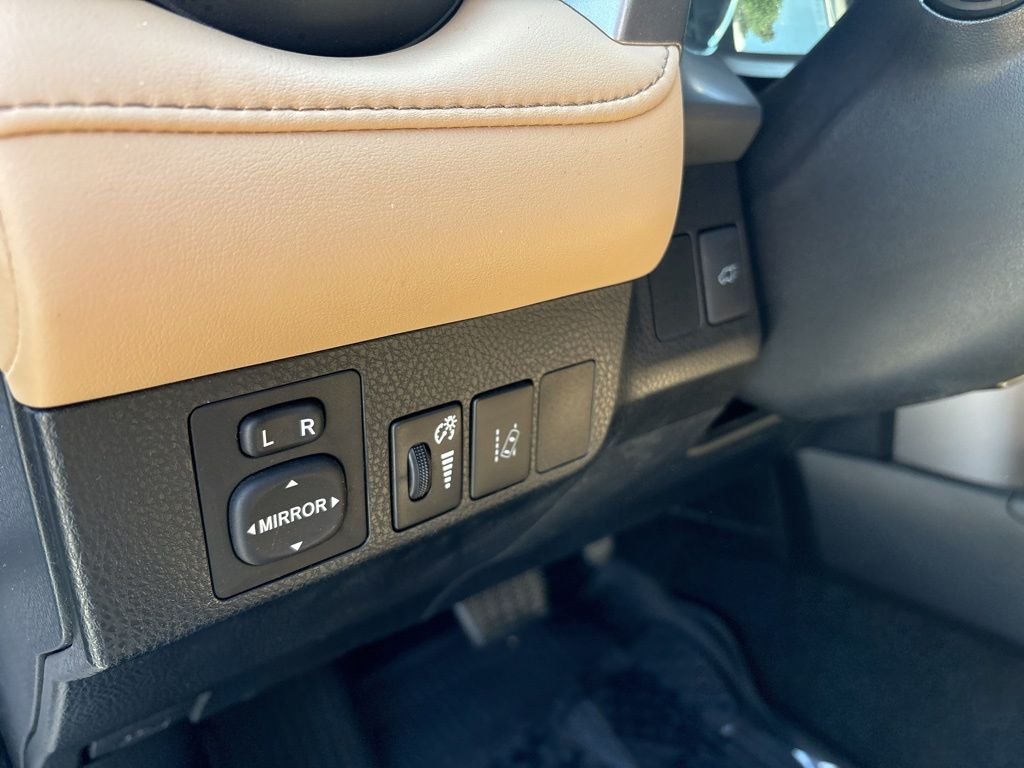 Used 2018 White Toyota XLE image 15