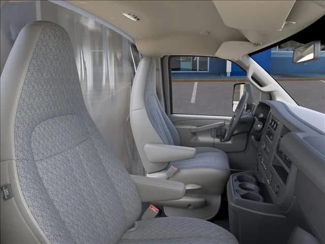 New 2025 Summit White Chevrolet 1WT image 17