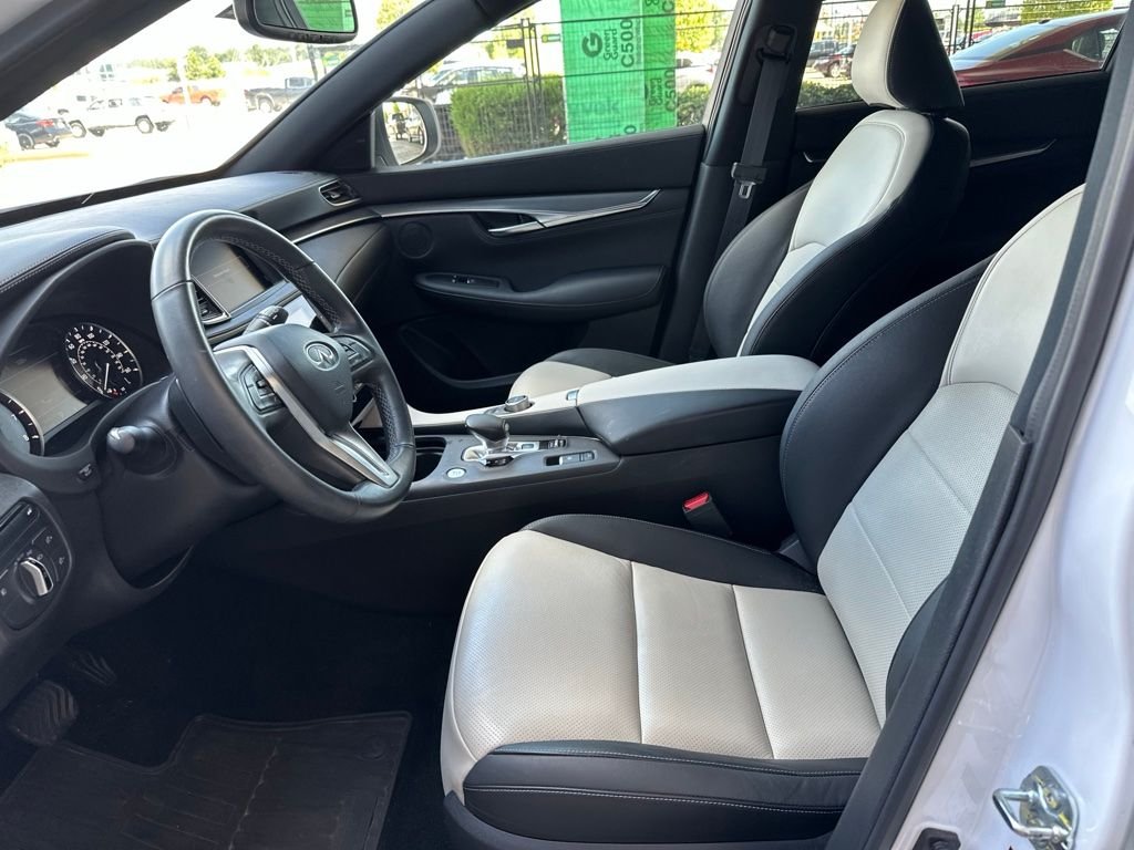 Used 2023 White INFINITI LUXE image 3