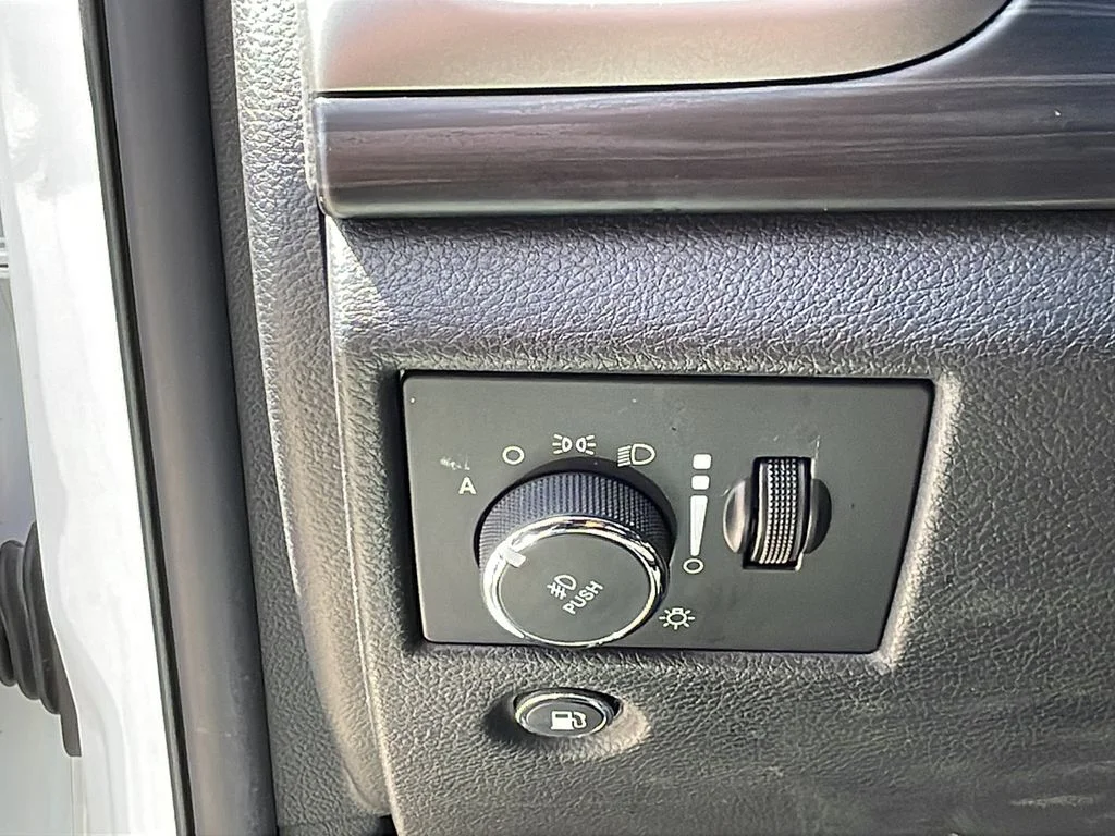 Used 2020 White Jeep Altitude image 19