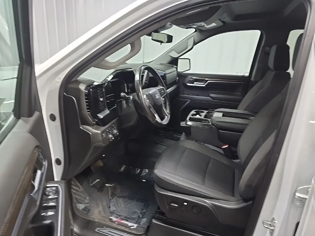 Used 2022 White Chevrolet RST image 28