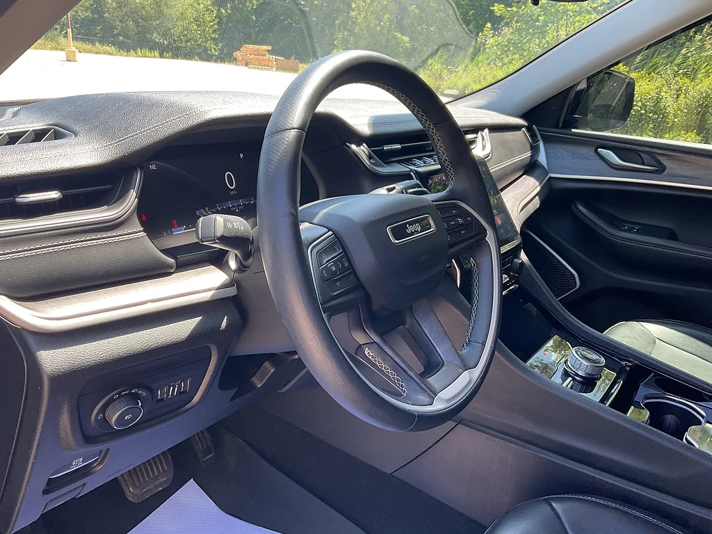 Used 2021 Diamond Black Crystal Pearl Coat Jeep Limited image 10