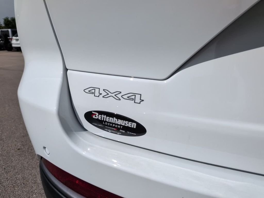 New 2026 White Jeep  image 8