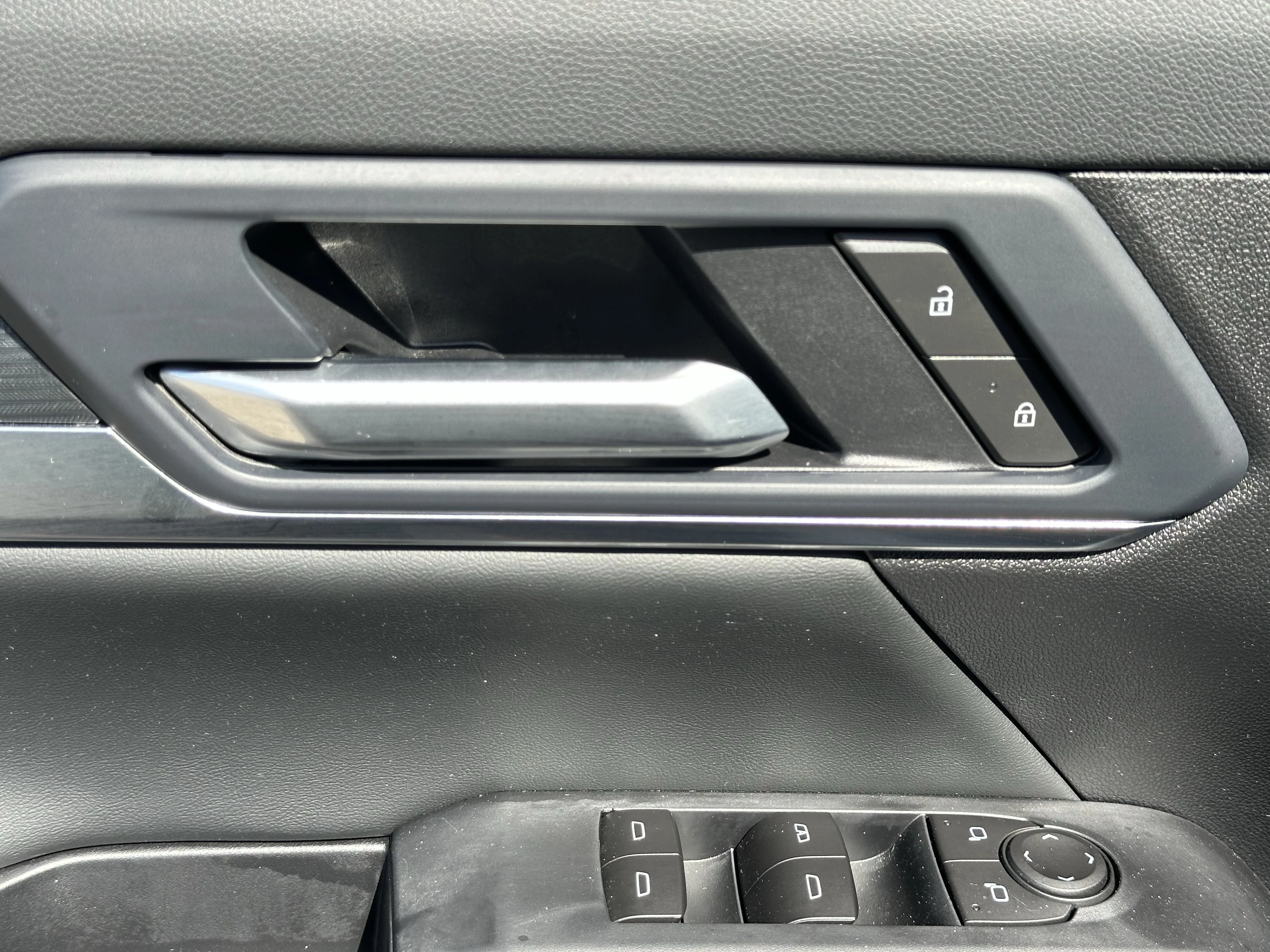 Certified Used 2026  GMC AWD Elevation image 9
