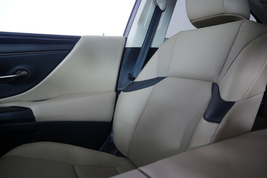 Used 2019 White Pearl Lexus 350 image 21