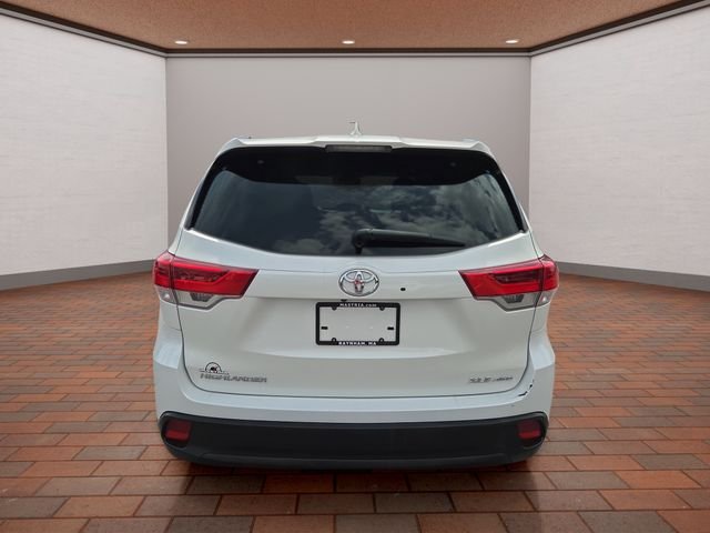 Used 2019 White Toyota XLE image 30
