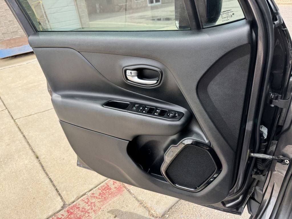 Used 2018 Gray Jeep Latitude image 12