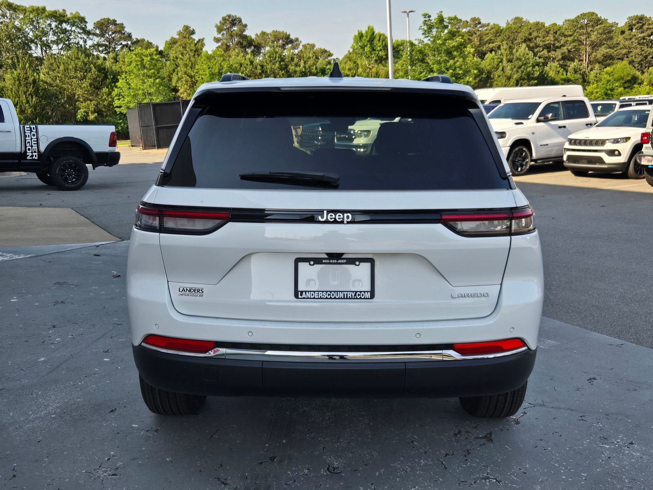 New 2026 Bright White Clear-Coat Exterior Paint Jeep Laredo image 6
