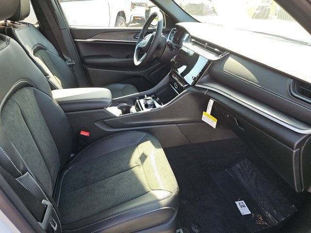 New 2026 Bright White Clearcoat Jeep Laredo Altitude image 9