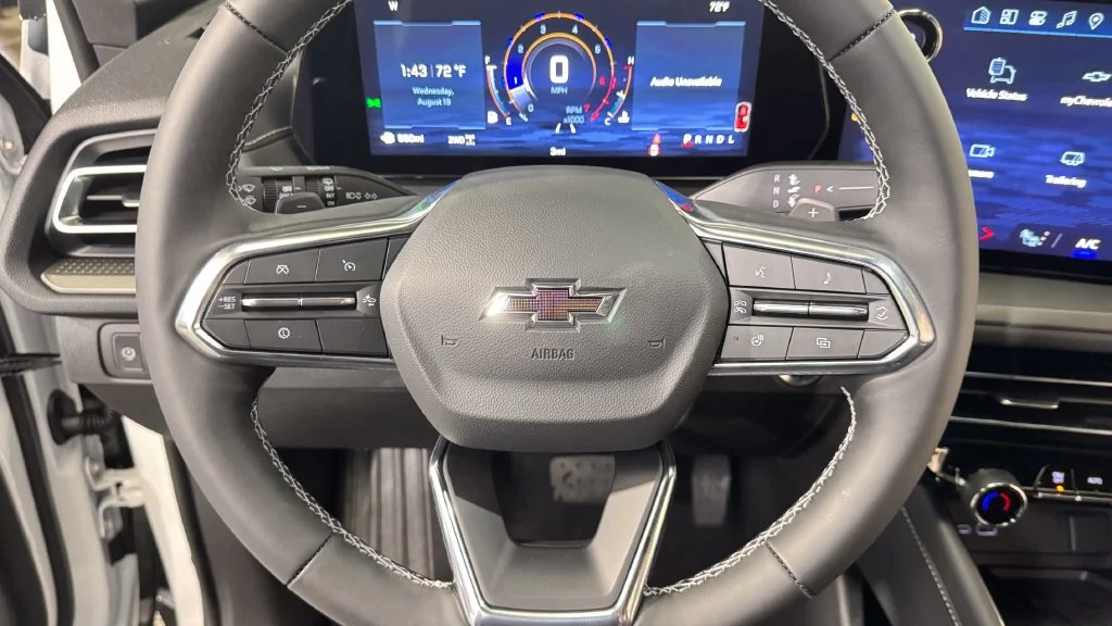 New 2027 Summit White Chevrolet LT image 17