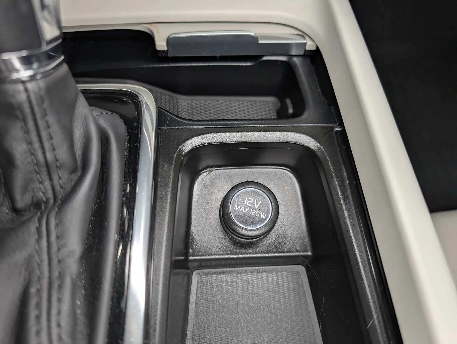 Used 2020  Volvo Momentum image 31