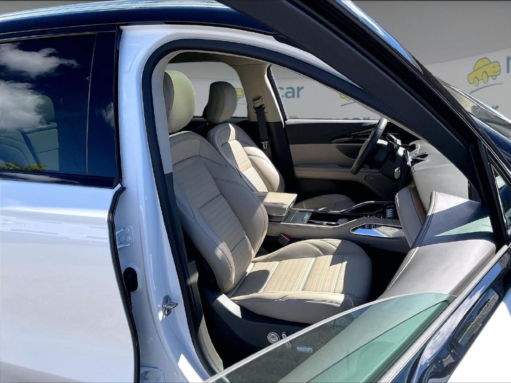Used 2025 White Lincoln Reserve image 11