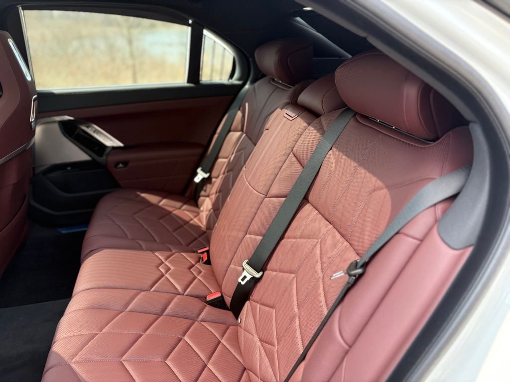 2025 BMW 7 Series 760i - Photo 17
