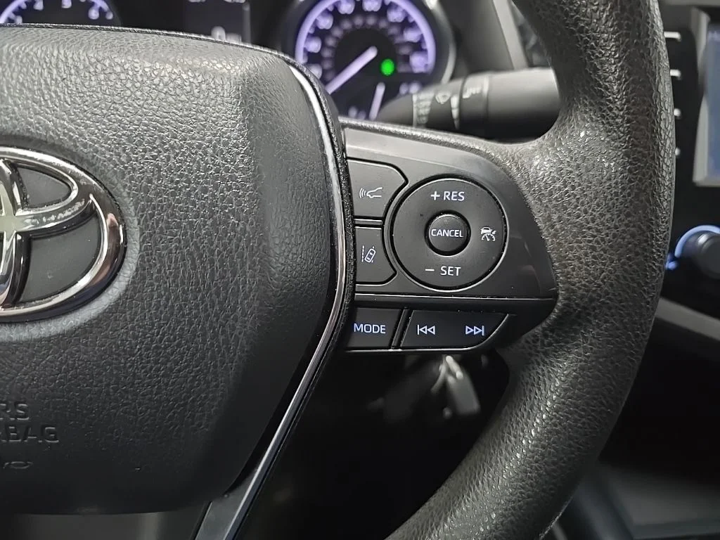 Used 2020 White Toyota LE image 20
