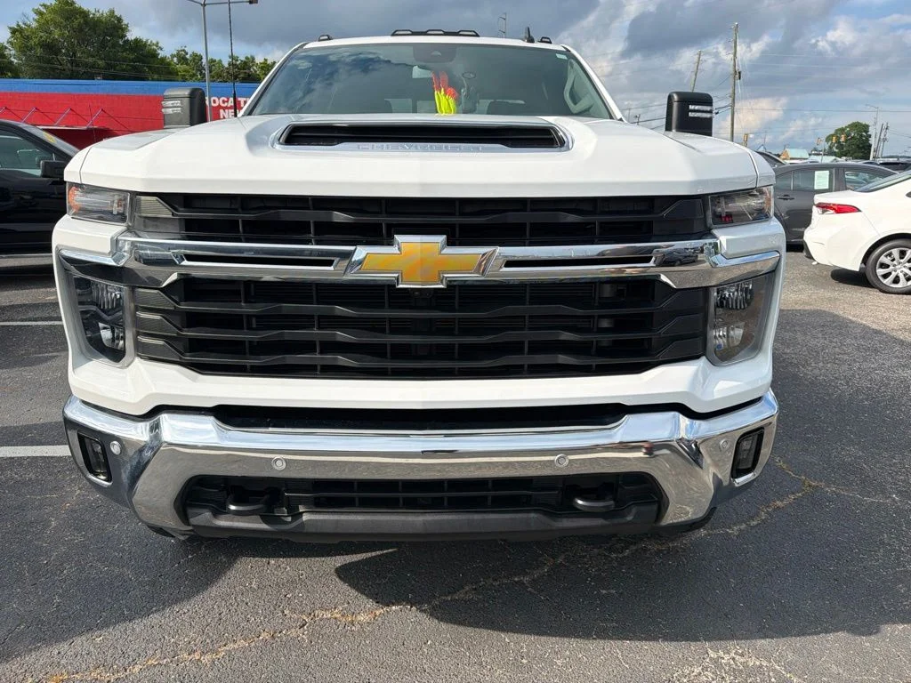 Used 2026 Summit White Chevrolet LT image 9