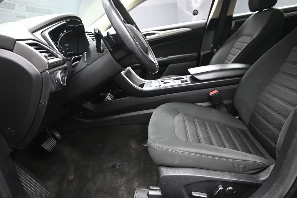 Used 2020 Black Ford SE image 18