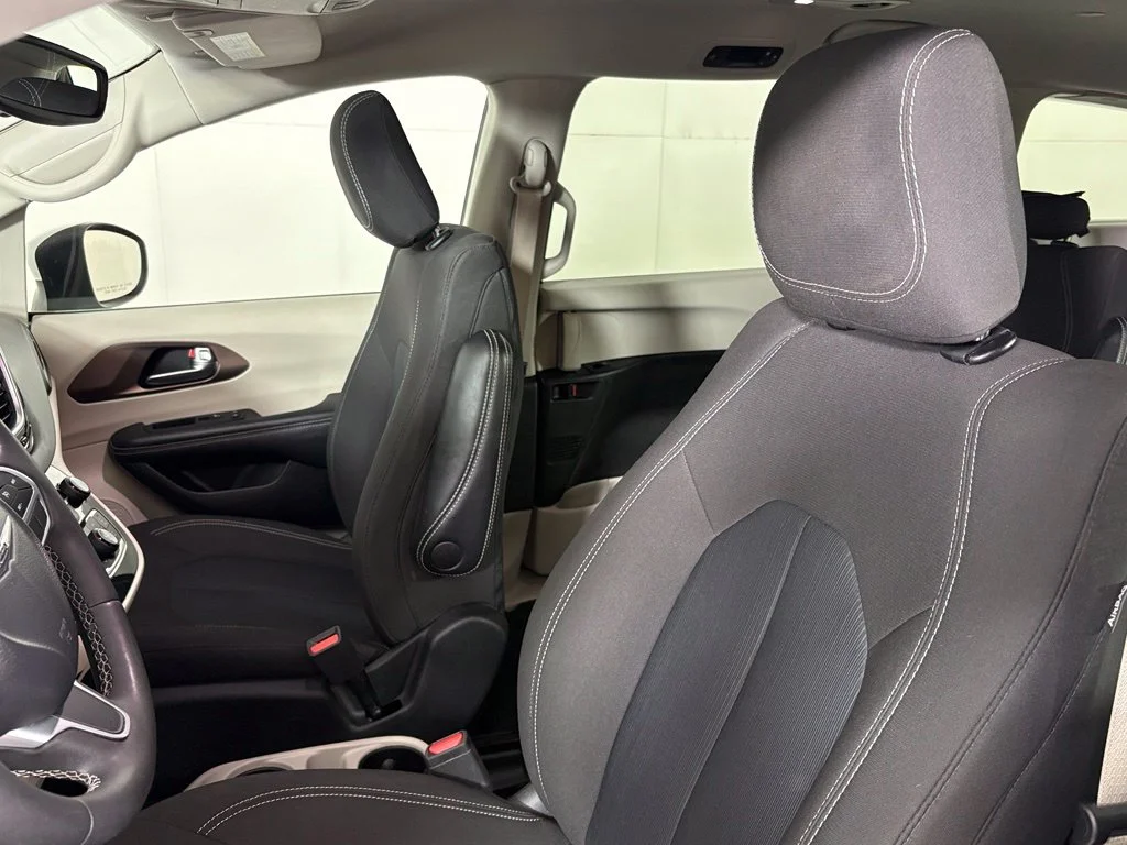 Used 2023 White Chrysler LX image 18