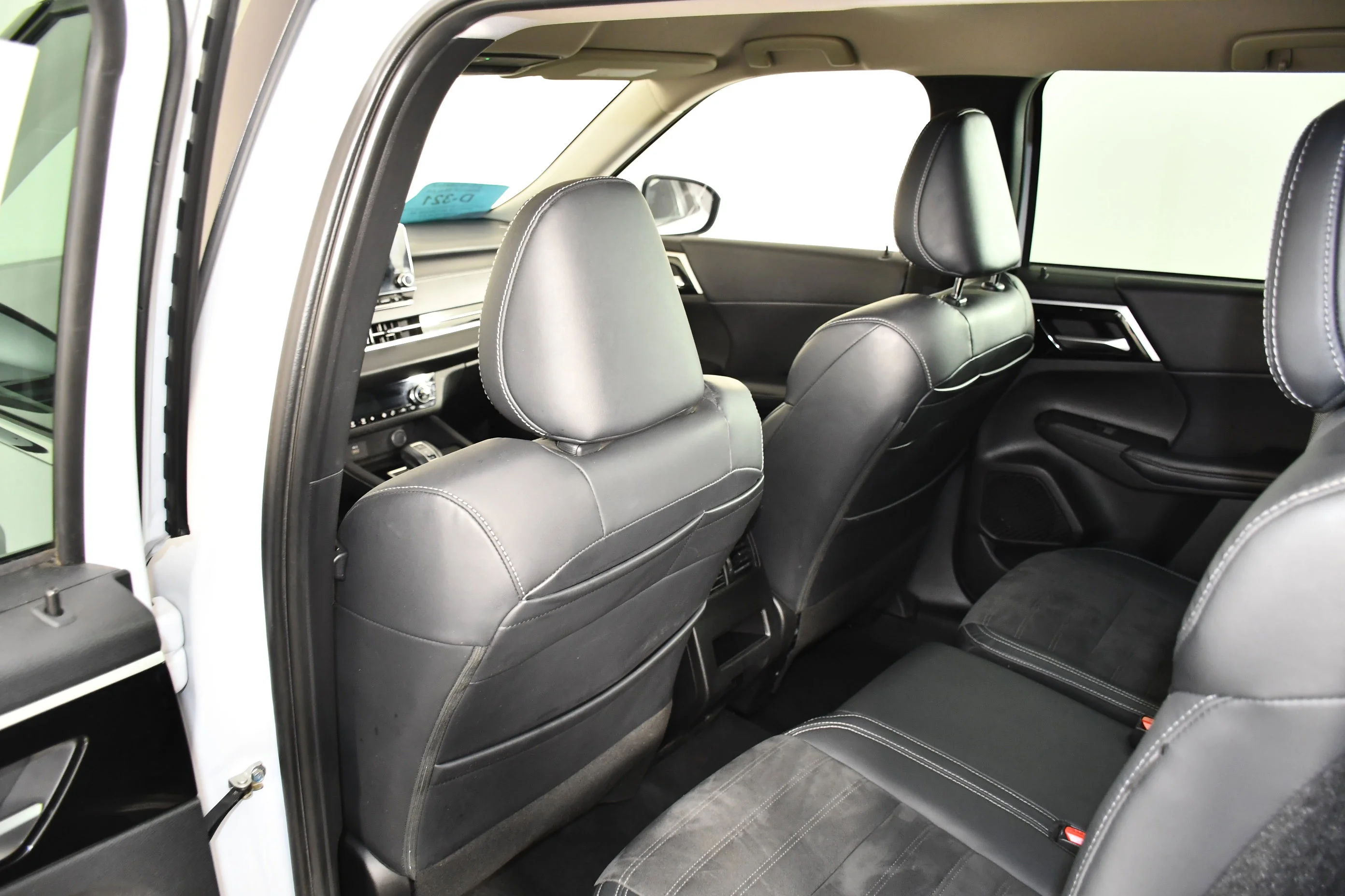 Certified Used 2023 White Diamond Mitsubishi SE image 46