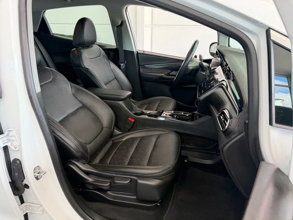 Used 2023 SUMMIT WHITE Chevrolet 2LT image 17
