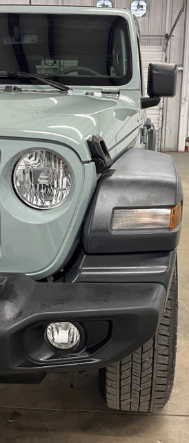 Used 2023 Silver Jeep Sport S image 9