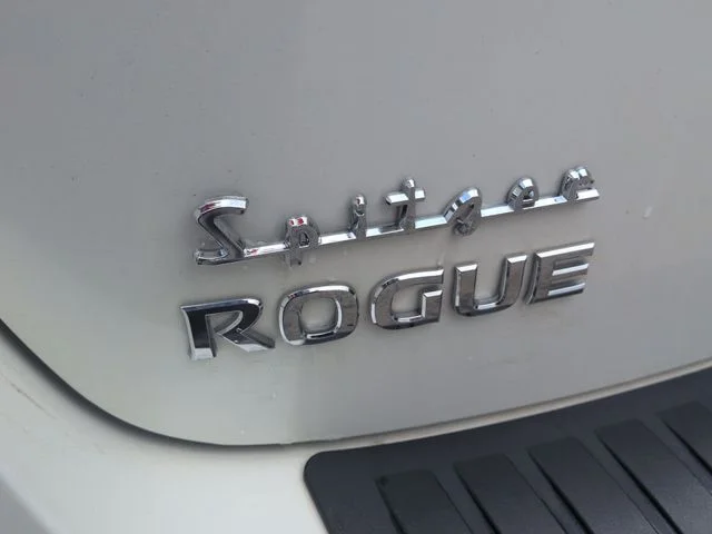 Used 2013 White Nissan SL image 35
