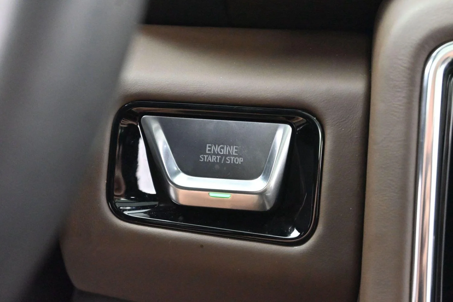 Used 2025 White Frost Tricoat GMC Denali Ultimate image 25