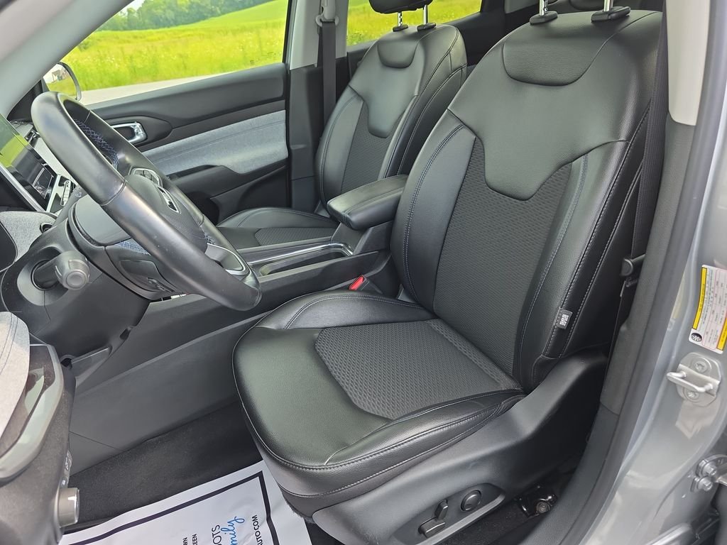 Used 2022 Silver Jeep Latitude image 14