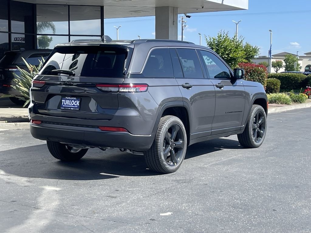 New 2026 Baltic Gray Metallic Clear-Coat Exterior Paint Jeep Limited image 10