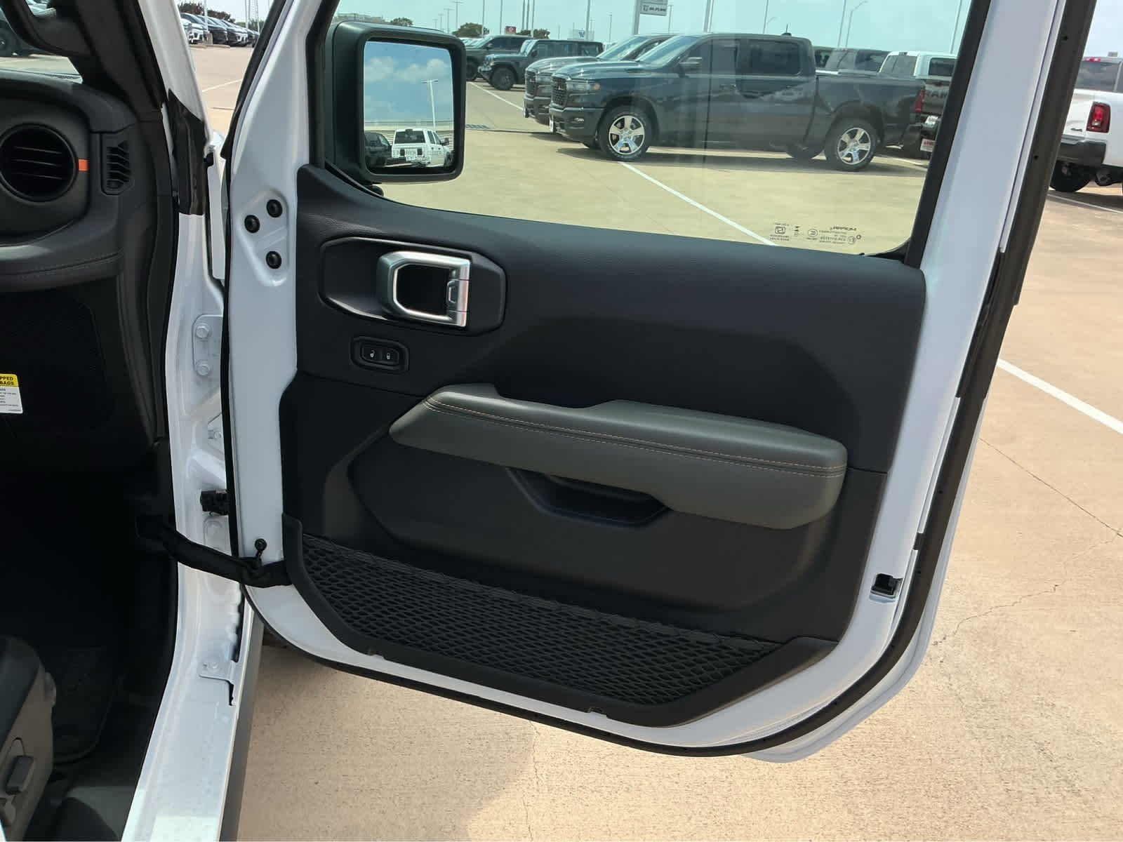 New 2026 Bright White Clear-Coat Exterior Paint Jeep Mojave image 22