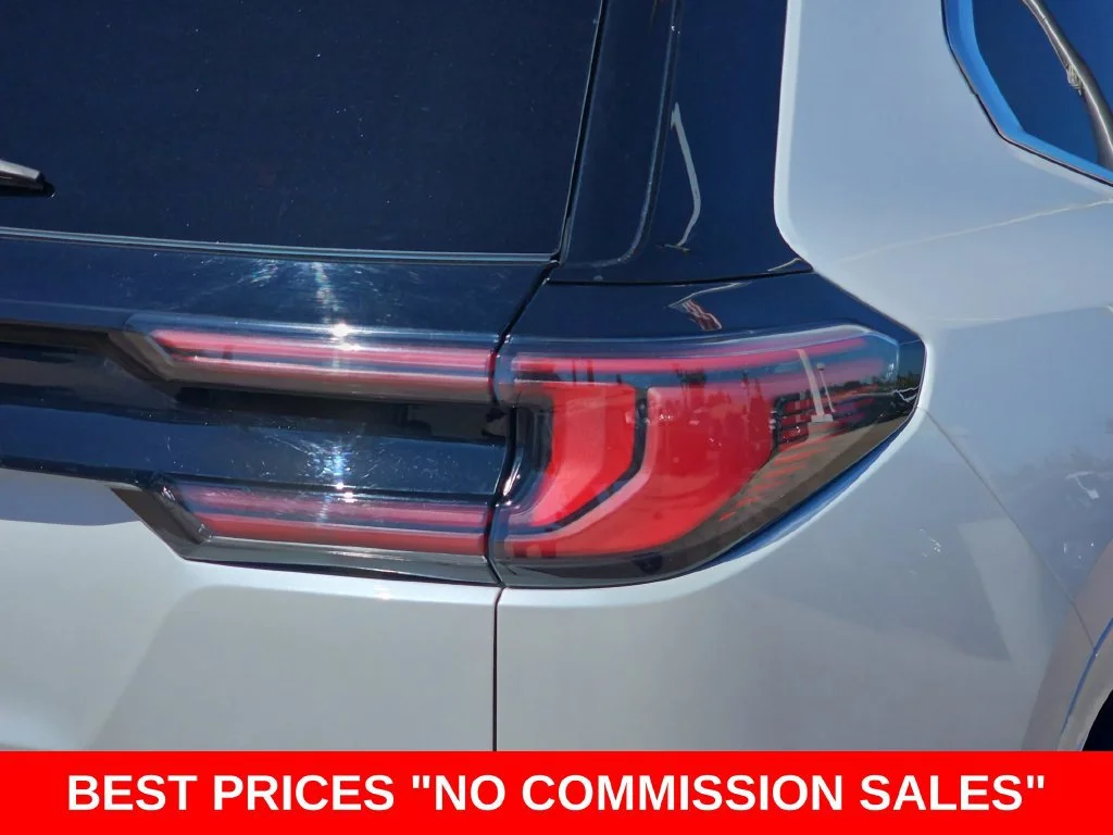 Used 2024 White Frost Tricoat GMC Denali image 42