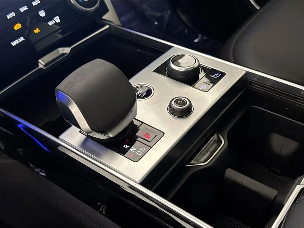Used 2023 White Land Rover SE image 17