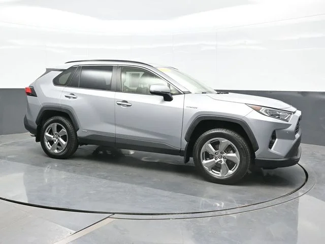 Used 2021 Silver Toyota XLE Premium image 7