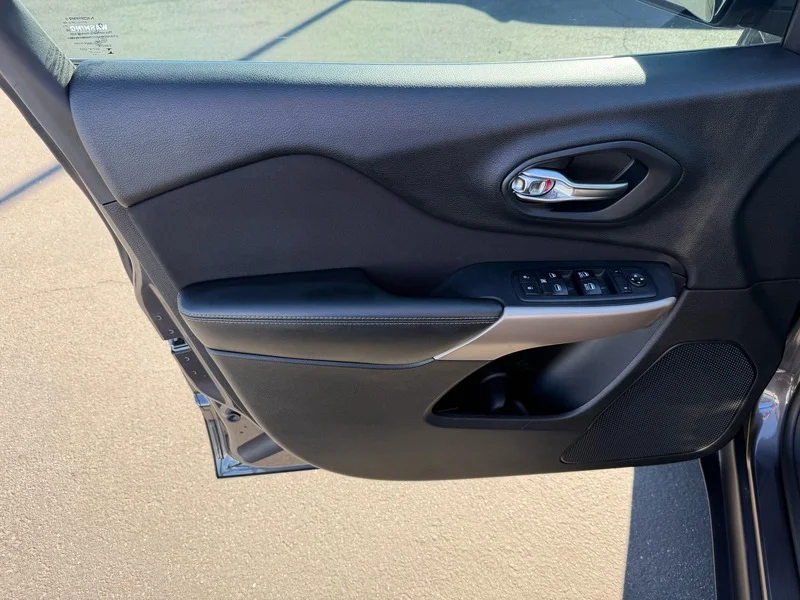 Used 2017 Granite Crystal M Jeep Latitude image 16