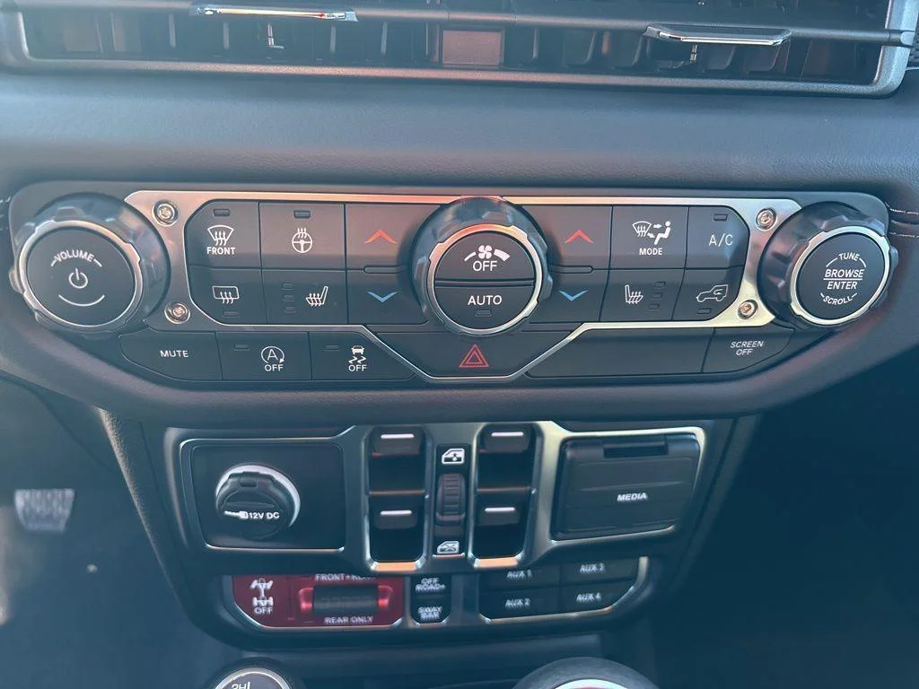 Used 2025  Jeep Rubicon image 25